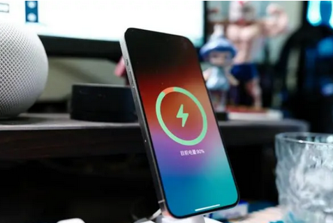 略阳苹果15换屏服务分享用什么充电器给iPhone15充电更好 